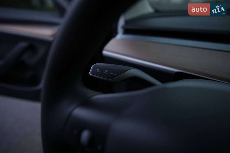 Седан Tesla Model 3 2023 в Ужгороде