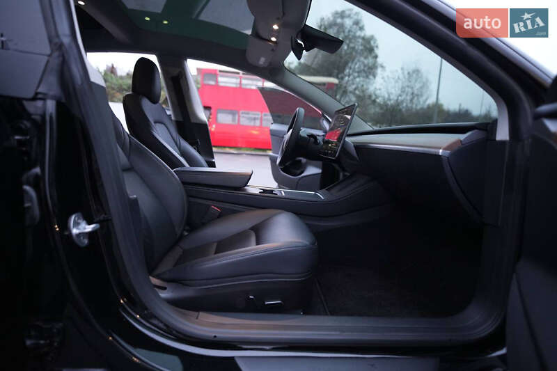 Седан Tesla Model 3 2023 в Ужгороде