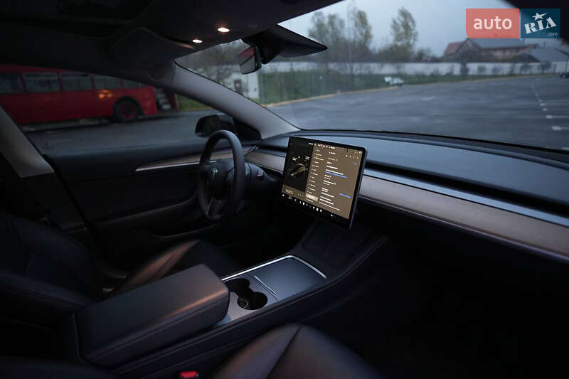 Седан Tesla Model 3 2023 в Ужгороде