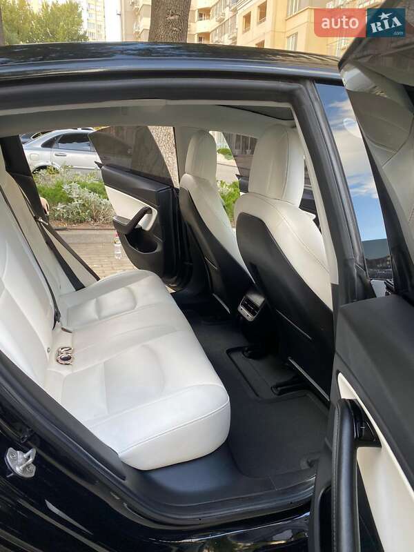Седан Tesla Model 3 2018 в Одесі