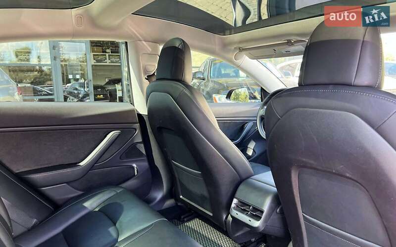 Седан Tesla Model 3 2019 в Івано-Франківську