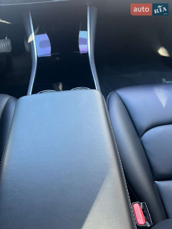 Седан Tesla Model 3 2019 в Ужгороді