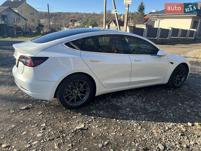 Седан Tesla Model 3 2019 в Ужгороді