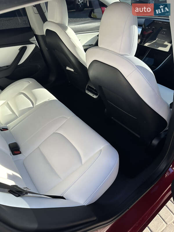 Седан Tesla Model 3 2019 в Нововолынске