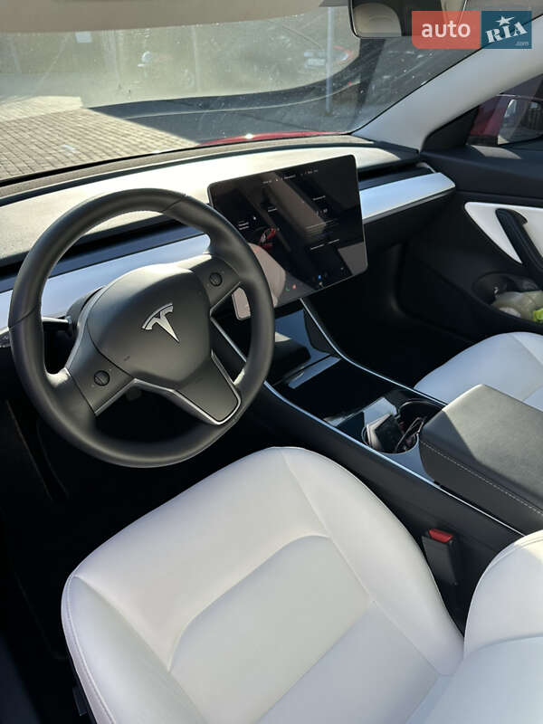 Седан Tesla Model 3 2019 в Нововолынске