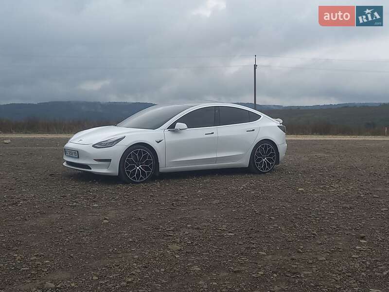 Седан Tesla Model 3 2020 в Стрые