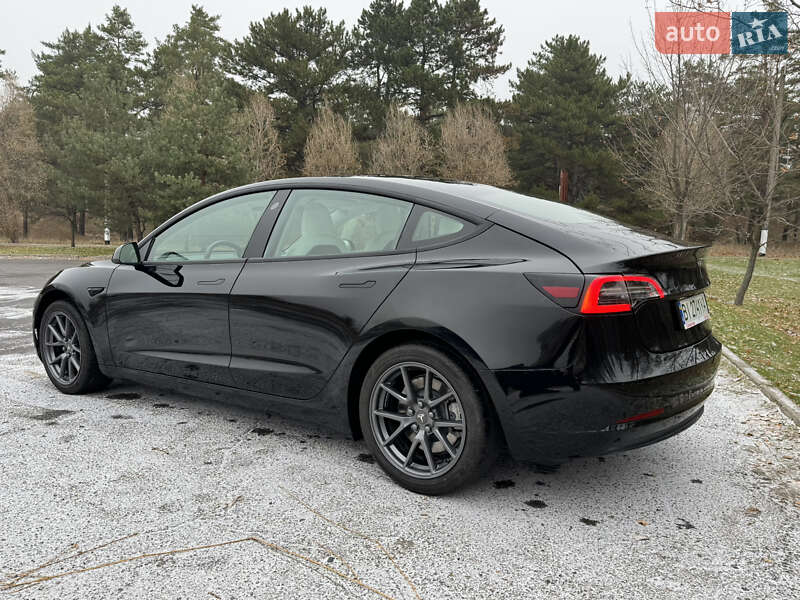 Седан Tesla Model 3 2022 в Горішніх Плавнях