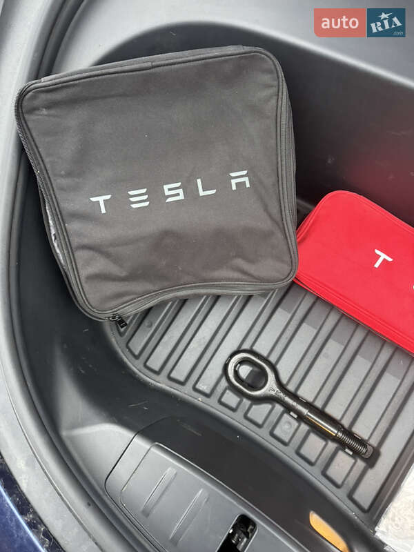 Седан Tesla Model 3 2021 в Виннице