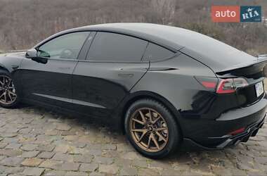 Седан Tesla Model 3 2022 в 