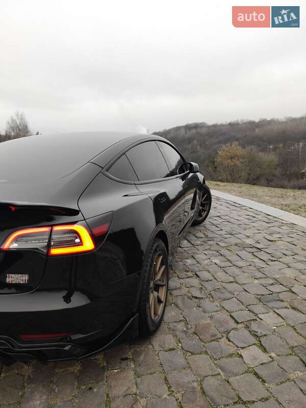 Седан Tesla Model 3 2022 в Житомирі
