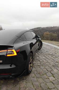 Седан Tesla Model 3 2022 в 