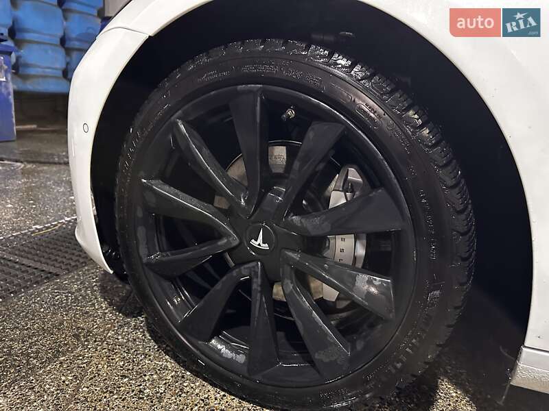 Седан Tesla Model 3 2019 в Киеве