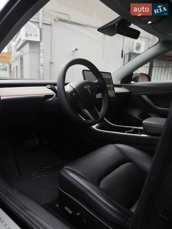 Седан Tesla Model 3 2019 в Вінниці