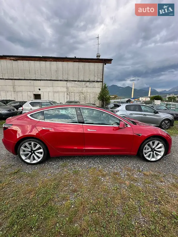 Седан Tesla Model 3 2020 в 