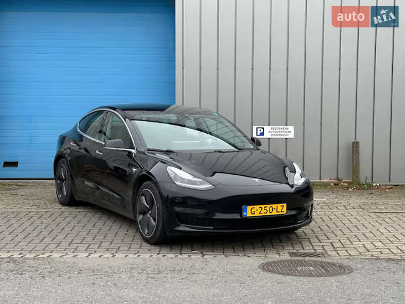 Седан Tesla Model 3 2019 в Львові