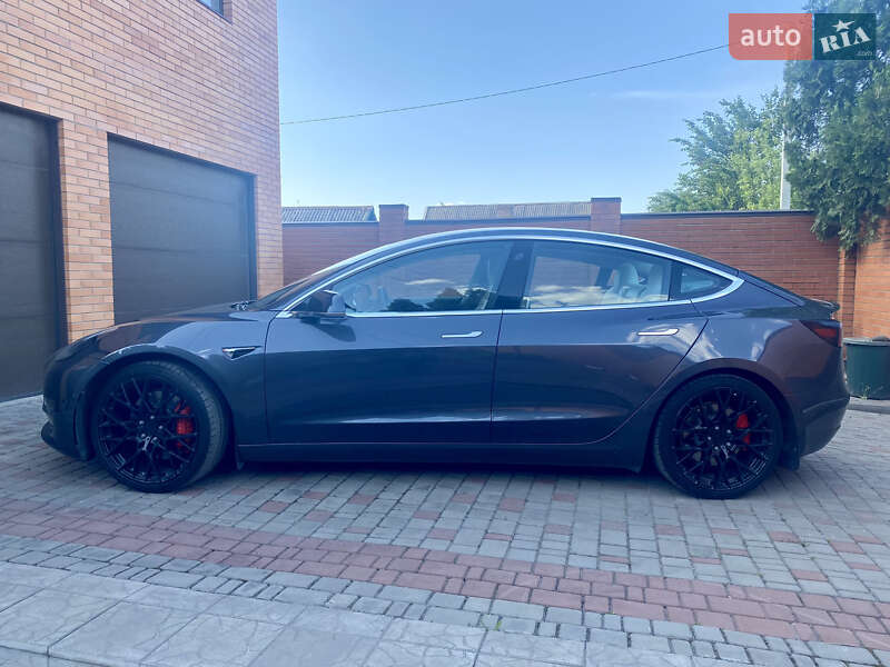 Седан Tesla Model 3 2018 в Дніпрі