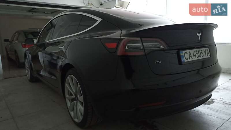 Седан Tesla Model 3 2018 в Умани