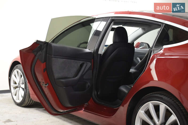 Седан Tesla Model 3 2019 в Ужгороді
