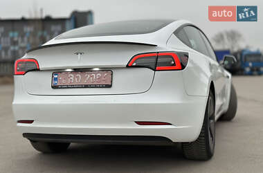 Седан Tesla Model 3 2023 в 