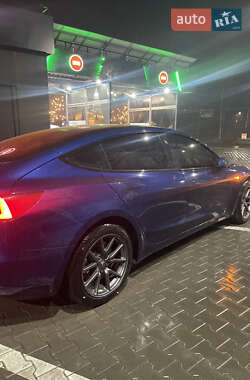 Седан Tesla Model 3 2018 в Чернівцях