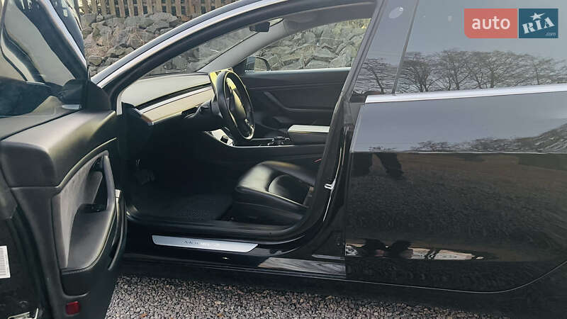 Седан Tesla Model 3 2018 в Львові