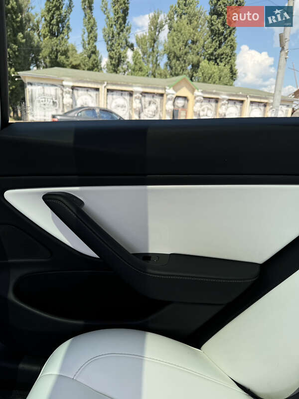 Седан Tesla Model 3 2019 в Черкасах