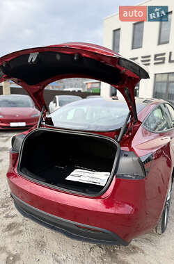 Седан Tesla Model 3 2024 в 