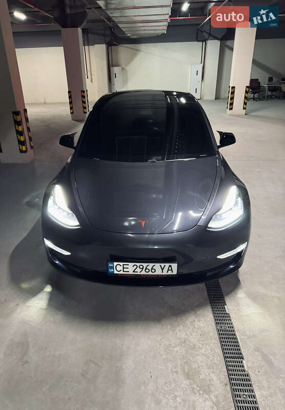 Седан Tesla Model 3 2018 в Чернівцях