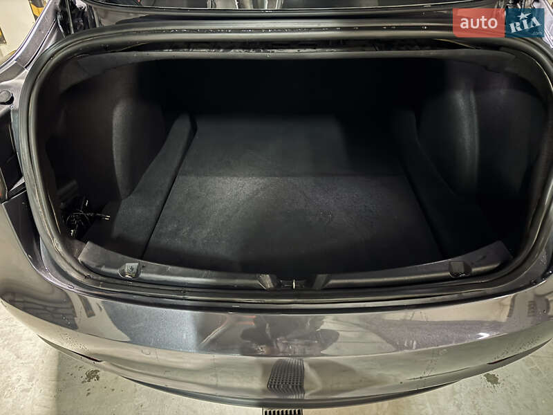 Седан Tesla Model 3 2018 в Чернівцях