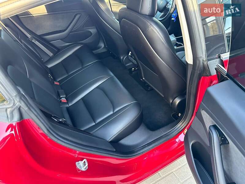 Седан Tesla Model 3 2018 в Шумську