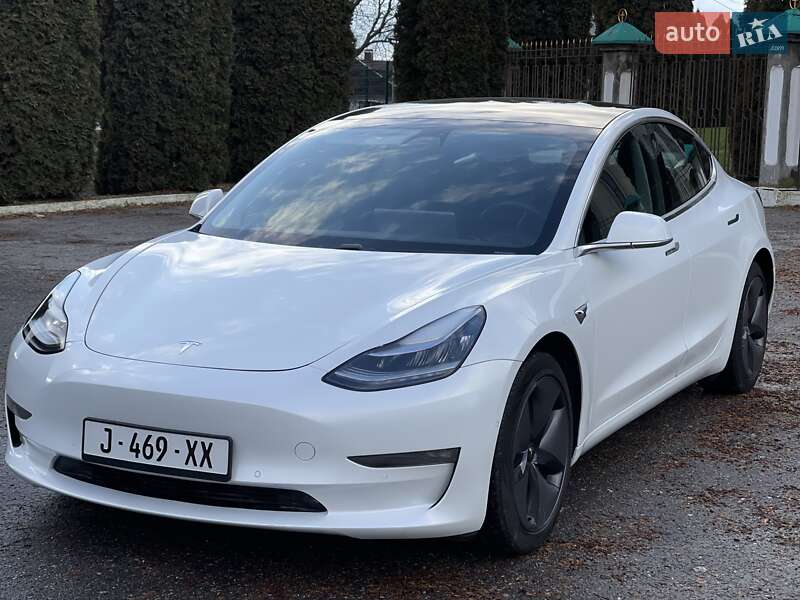 Седан Tesla Model 3 2019 в Дубні