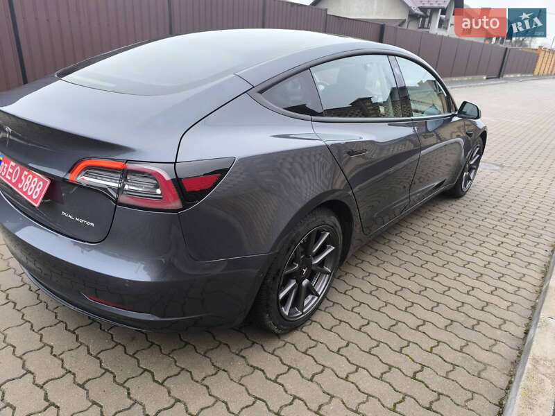 Седан Tesla Model 3 2021 в Володимирі