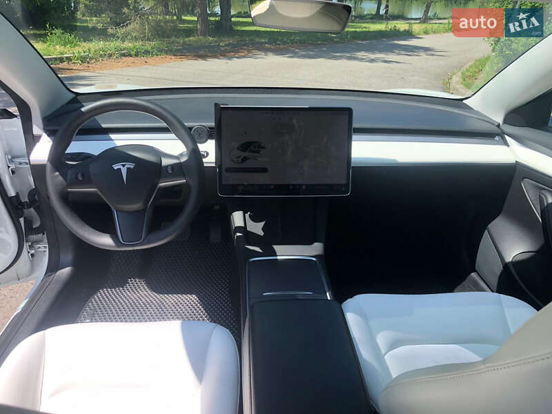Седан Tesla Model 3 2021 в Ровно