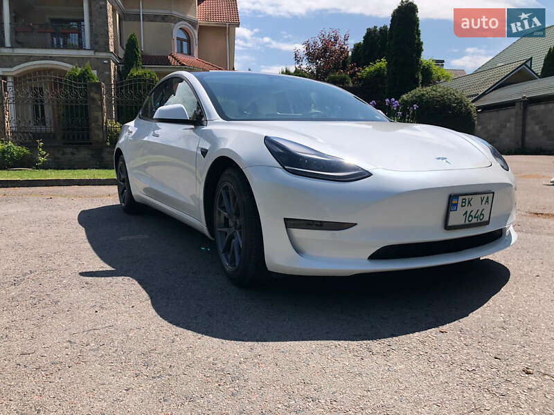 Седан Tesla Model 3 2021 в 