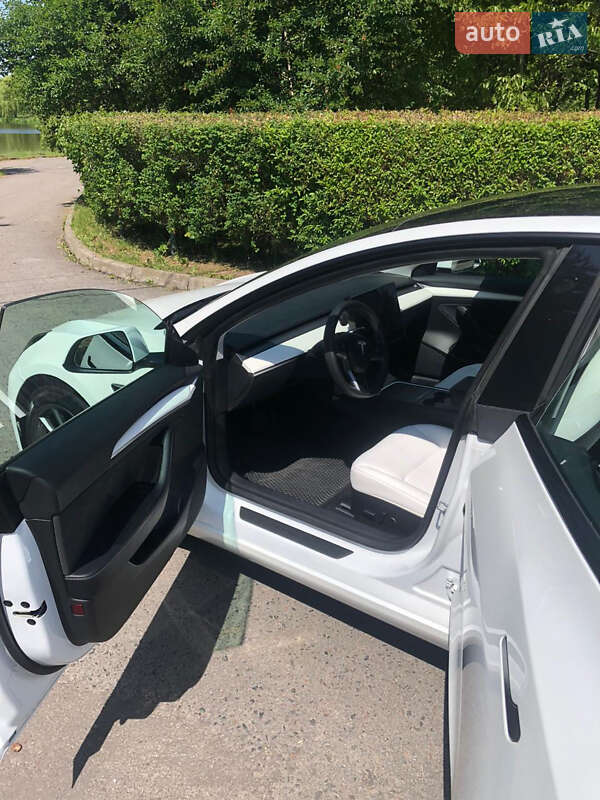 Седан Tesla Model 3 2021 в Ровно