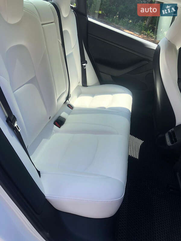Седан Tesla Model 3 2021 в Ровно