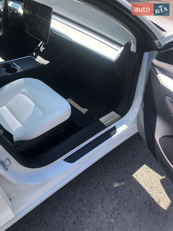 Седан Tesla Model 3 2021 в Ровно