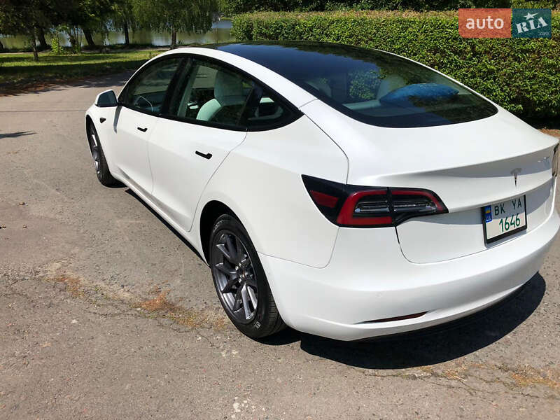 Седан Tesla Model 3 2021 в Ровно