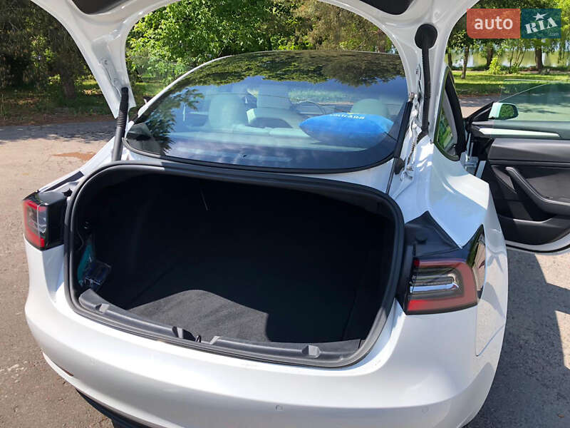 Седан Tesla Model 3 2021 в Ровно