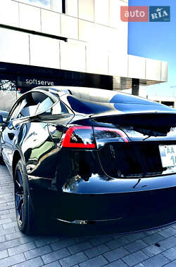 Седан Tesla Model 3 2022 в 