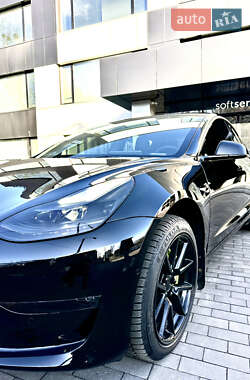 Седан Tesla Model 3 2022 в 