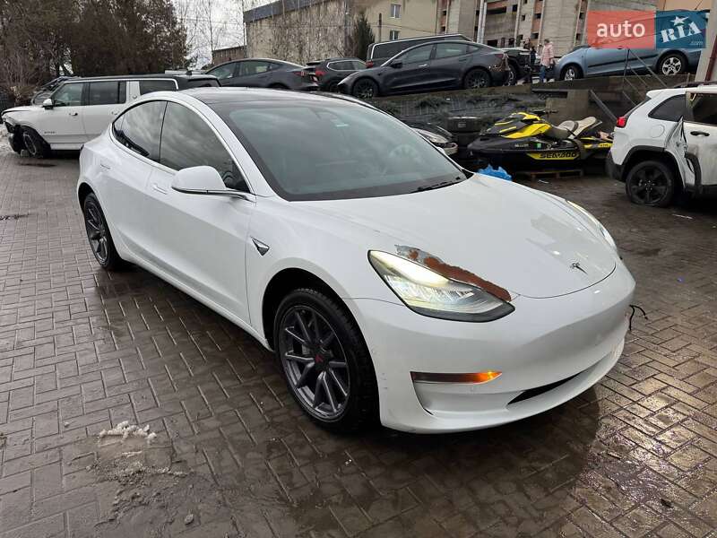 Седан Tesla Model 3 2020 в Луцке