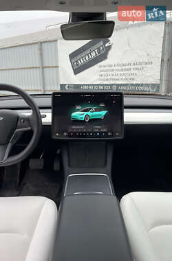 Седан Tesla Model 3 2022 в 