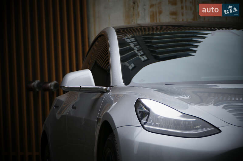 Седан Tesla Model 3 2018 в Львове