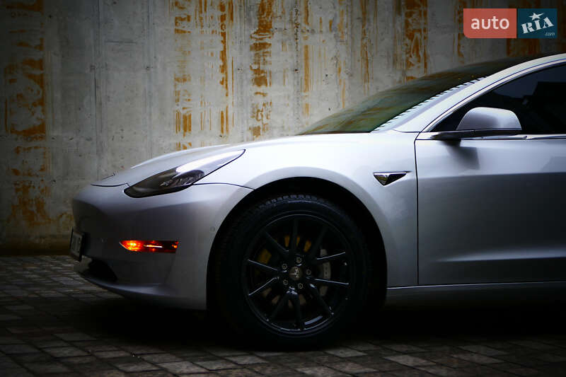Седан Tesla Model 3 2018 в Львове