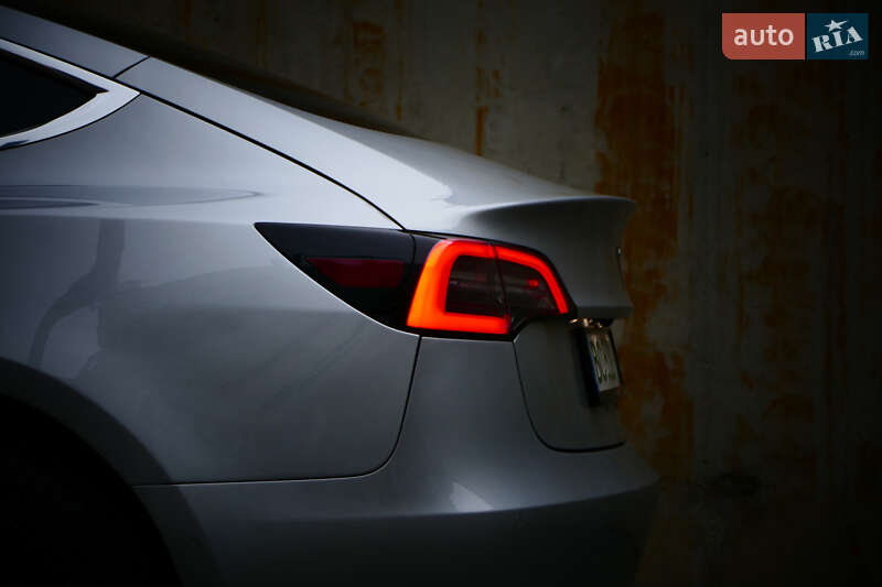 Седан Tesla Model 3 2018 в Львове