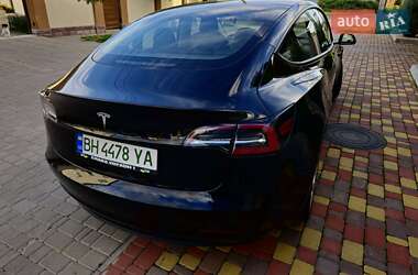 Седан Tesla Model 3 2022 в 