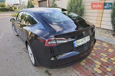 Седан Tesla Model 3 2022 в 