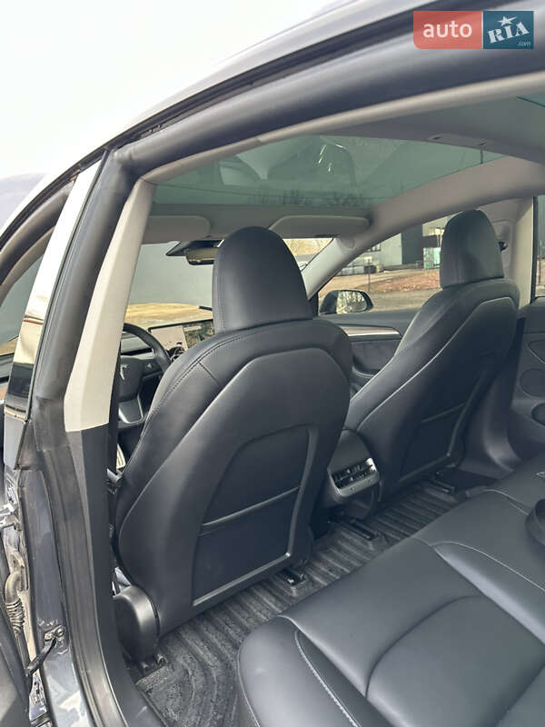 Седан Tesla Model 3 2023 в Львове