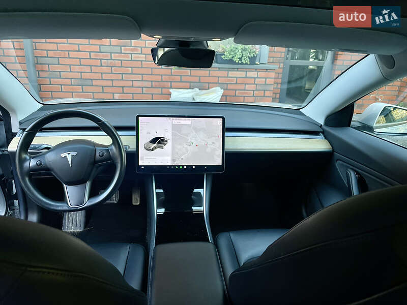 Седан Tesla Model 3 2018 в Львове